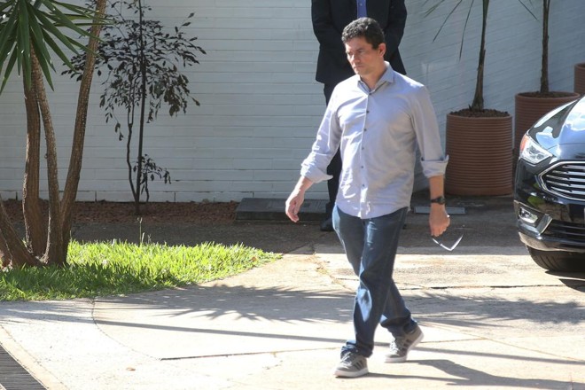 O ministro da Justiça, Sergio Moro, deixa a casa do presidente da Câmara, Rodrigo Maia, no domingo (17), após churrasco oferecido pelo deputado do DEM. | Antonio Cruz/Agência Brasil