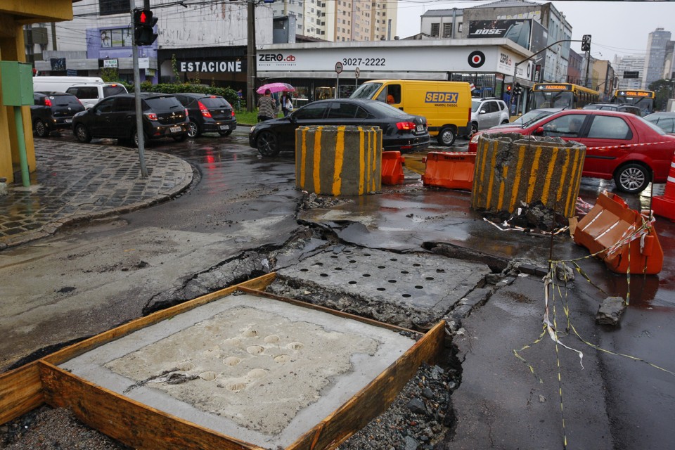 Chuva forte de quarta-feira agravou a situação do buraco, levando à interdição de trecho da Rua Desembargador Westphalen. | Cassiano Rosário/Gazeta do Povo