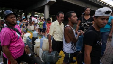 Apagão faz Venezuela viver um dos piores momentos de sua história Venezuelanos fazem fila para conseguir água, em Caracas, em 10 de março | Foto: Cristian Hernandez / AFP