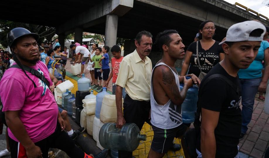 Apagão faz Venezuela viver um dos piores momentos de sua história Venezuelanos fazem fila para conseguir água, em Caracas, em 10 de março | Foto: Cristian Hernandez / AFP