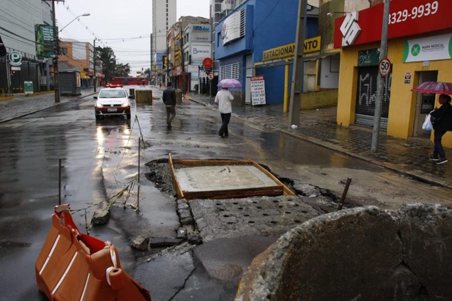Cratera na Rua Desembargador Westphalen voltou a abrir com a chuva de quarta-feira (6). | Cassiano RosárioGazeta do Povo