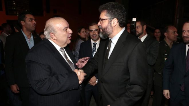 O prefeito de Curitiba, Rafael Greca, e o chanceler brasileiro, Ernesto Araújo, durante a 1a reunião dos Brics em 2019, no Memorial de Curitiba. Foto: Alexandre Mazzo / Gazeta do Povo