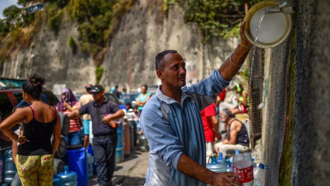 Venezuelanos fazem fila para ter acesso à água