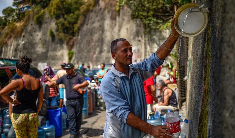 Falta de água na Venezuela, após apagão prolongado