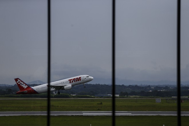 Número de voos decolando dos aeroportos do Paraná encolheu nos últimos anos. Um dos motivos é o aumento no imposto sobre a querosene da aviação civil. | Jonathan Campos/Arquivo Gazeta do Povo