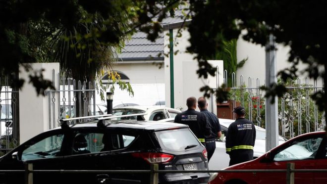 Autoridades de segurança em frente à mesquita Masjid al Noor depois de um tiroteio em Christchurch, na Nova Zelândia