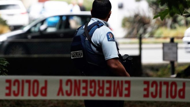 Polícia da Nova Zelândia faz a segurança da área onde ocorreu o tiroteio que matou 49 pessoas