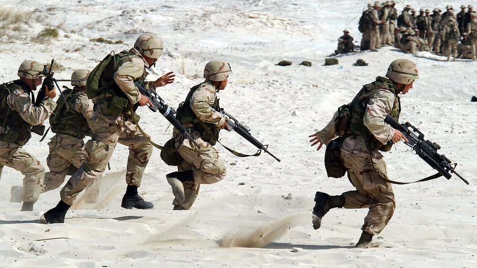 EUA aumentam domínio no mercado global de armas de guerra soldados-americanos