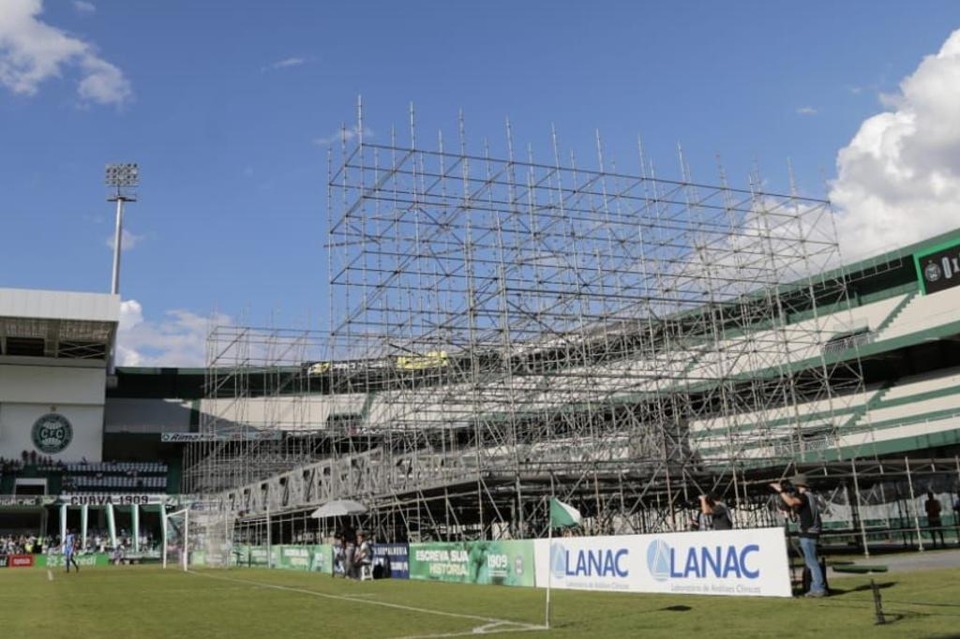 Palco de Paul McCartney está sendo erguido para o show de sábado (30) no Couto Pereira. | Jonathan Campos / Gazeta do Povo/