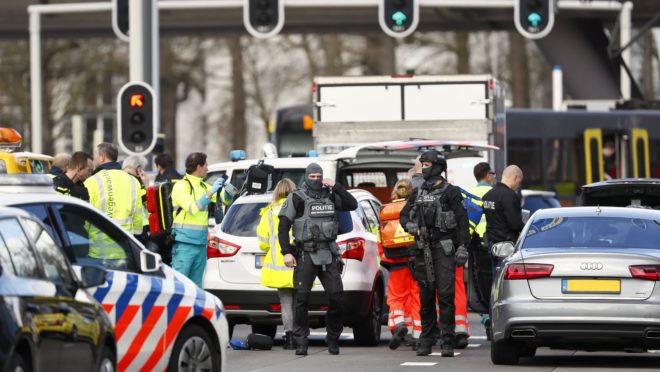 Forças policiais perto de um bonde no dia 24 de outubro, em Utrecht, em 18 de março de 2019 | Foto: Robin van Lonkhuijsen/ANP/AFP