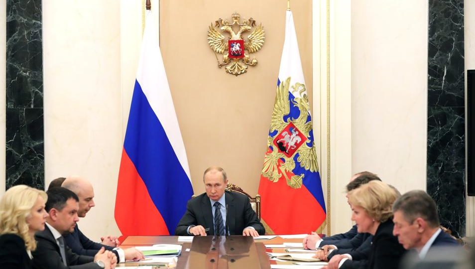 Putin assina projeto de lei que proíbe notícias falsas e ofensas ao governo Vladimir Putin em reunião com membros do governo. Foto: Kremlin / Fotos públicas