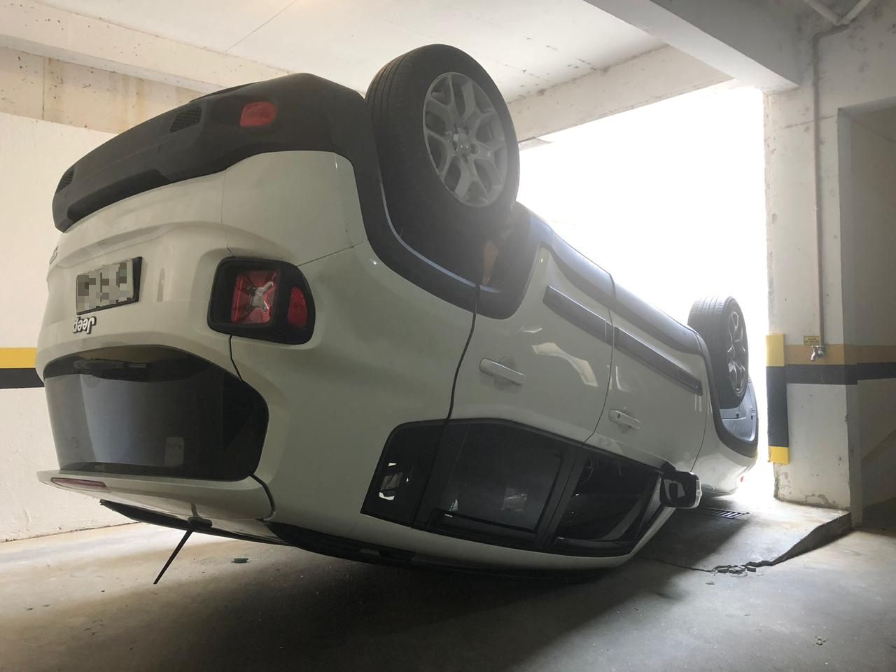 Mesmo sem ferimentos, motorista foi encaminhada ao hospital por ficar muito tempo de cabeça para baixo, presa ao cinto de segurança. | Colaboração/