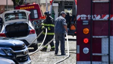 Bombeiro trabalha em frente à escola Raul Brasil, em Suzano (SP), após atentado a tiros que resultou em 10 mortes (Imagem: Nelson Almeida/AFP)