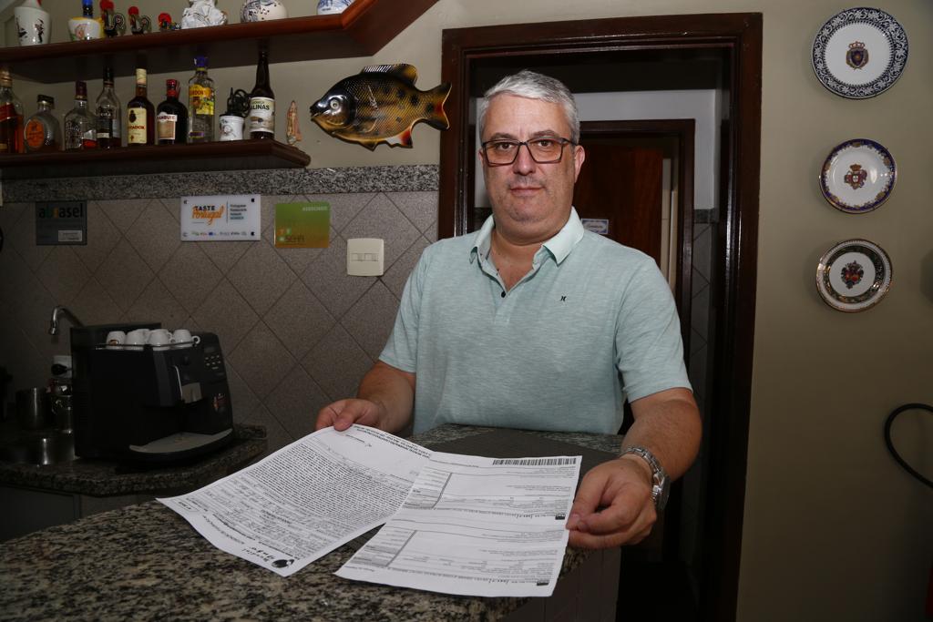João Luiz Galvão, proprietário do restaurante Camponesa do Minho, mostra os documentos usados na tentativa de golpe. | Aniele Nascimento/Gazeta do Povo