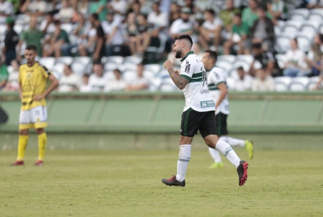 Giovanni comemora o segundo gol do Coritiba na vitória sobre o FC Cascavel no Couto Pereira | André Rodrigues/Gazeta do Povo