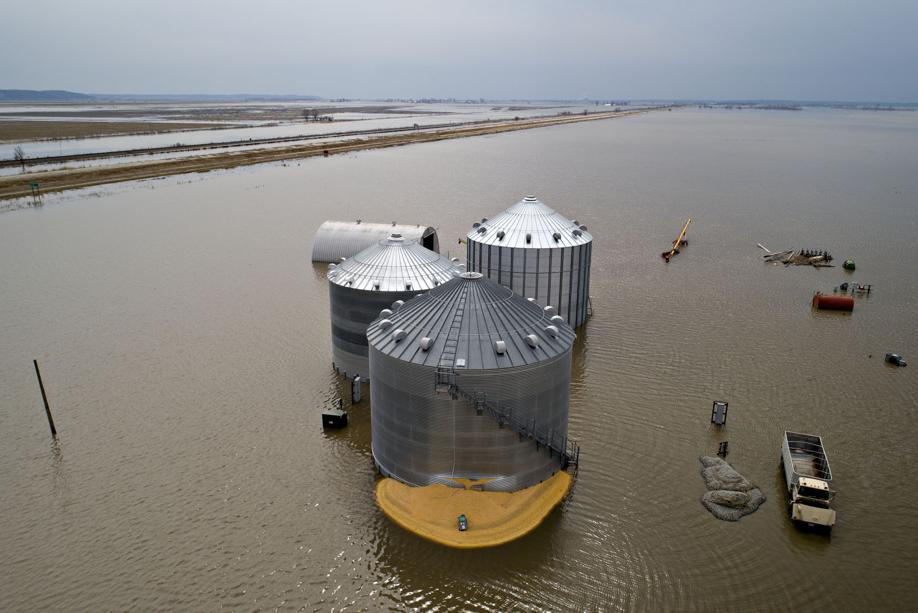 Foto aérea mostra silo rompido em área de inundação na região de Thurman, em Iowa, no último final de semana. | Daniel Acker/Bloomberg