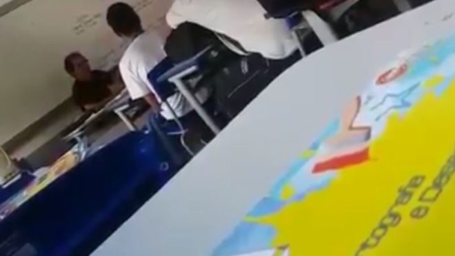 Imagem de vídeo gravado por um aluno de ensino médio em sala de aula.