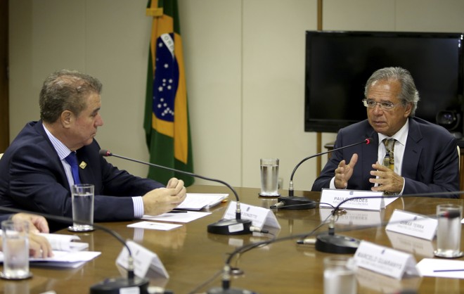O ministro da Economia, Paulo Guedes, durante reunião com dirigentes da Frente Nacional de Prefeitos (FNP). À esquerda, o presidente da FNP e prefeito de Campinas, Jonas Donizette. | Wilson Dias / Agência Brasil