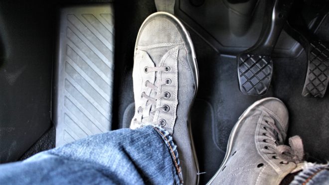 Pisar na embreagem com o carro parado é um dos hábitos mais comuns dos motoristas. Foto: AutoPapo