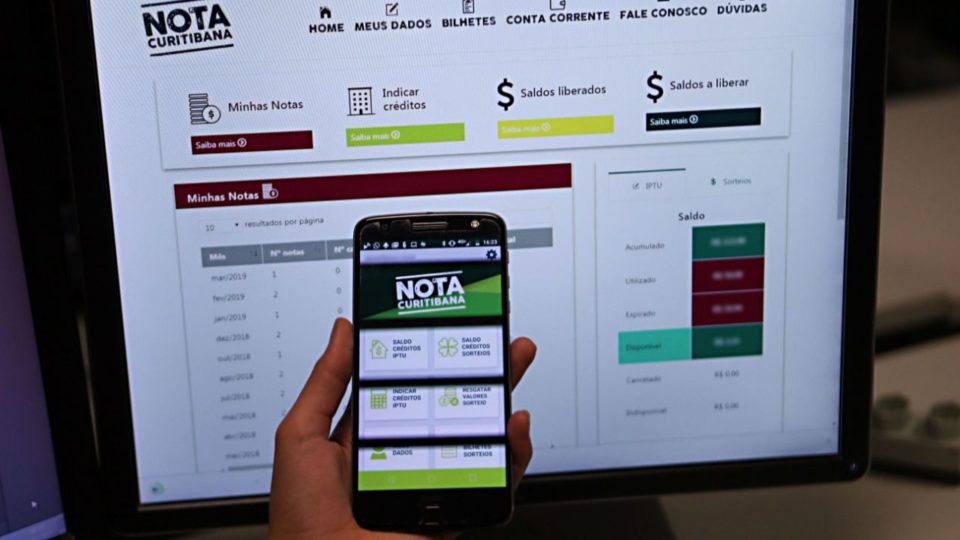 Nota Curitibana dá desconto no IPTU; prazo para indicar imóveis termina neste mês Programa Nota Curitibana no celular e no computador