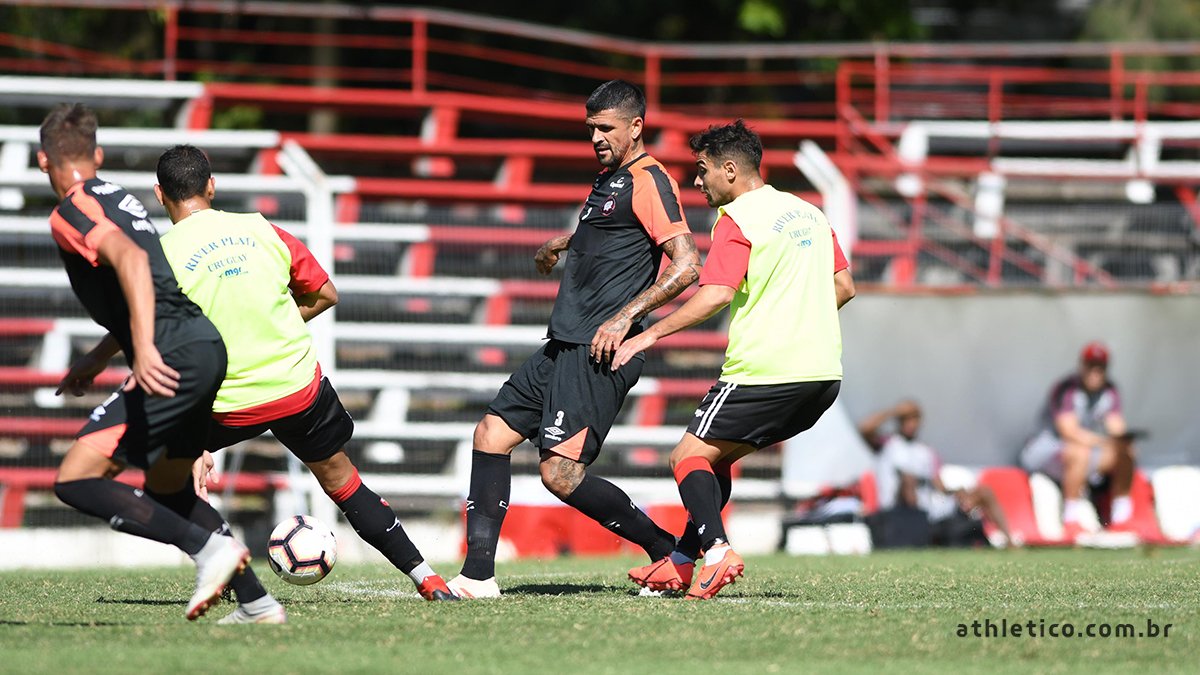 Lucho em campo diante do River Plate-URU | Miguel Locatelli/Site Oficial