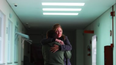 Na foto, Sandra Praddo, coordenadora-geral da Casa da Mulher Brasileira, apoia uma das mulheres acolhidas.  Foto: Daniel Castellano / SMCS