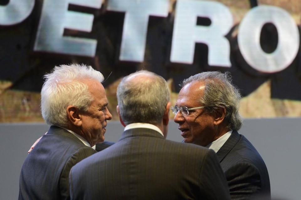 O novo presidente da Petrobras, Roberto Castello Branco, e o ministro da Economia, Paulo Guedes, durante a cerimônia de posse | Fernando Frazão/Fotos Públicas