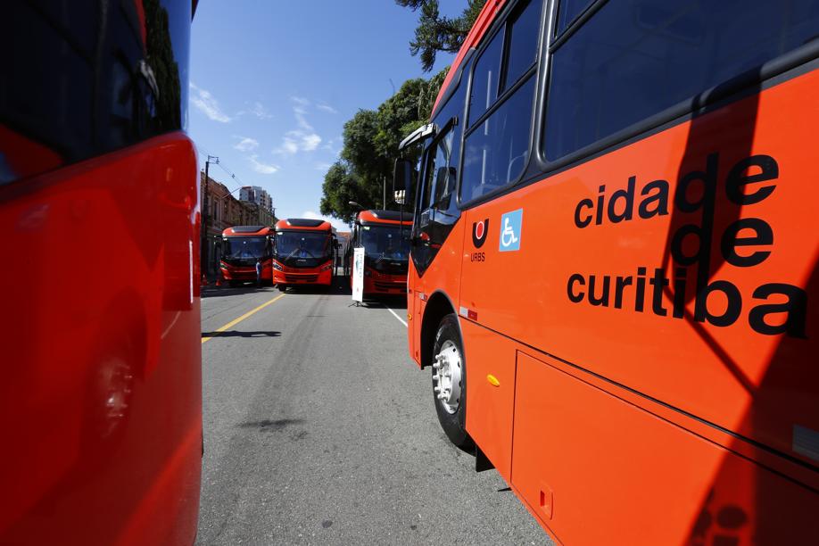 ônibus biarticulado de curitiba