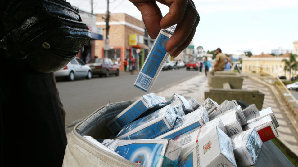 Como o contrabando de cigarros tem causado um rombo nos cofres paranaenses Mais baratos, cigarros contrabandeados do Paraguai dominam o mercado no Paraná