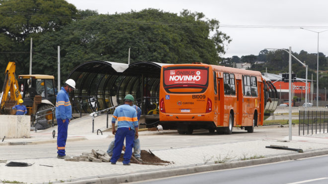 Operários trabalham em estação-tubo na Linha Verde, no bairro Alto. Foto: Aniele Nascimento/Gazeta do Povo