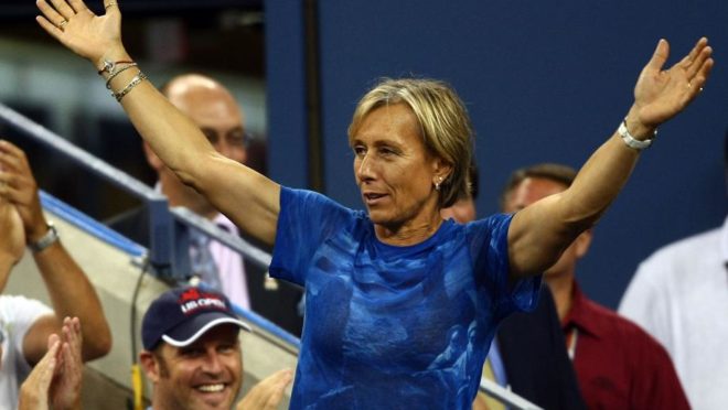 Martina Navratilova gesticula antes da final feminina entre Serena Williams e Jelena Jankovic durante o US Open de 2008. (Imagem: AFP)