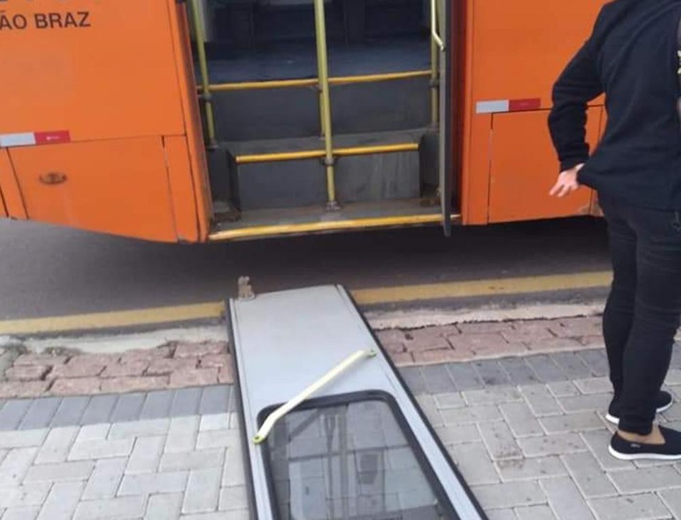 Após chuva, porta de ônibus cai em Santa Felicidade | Colaboração/