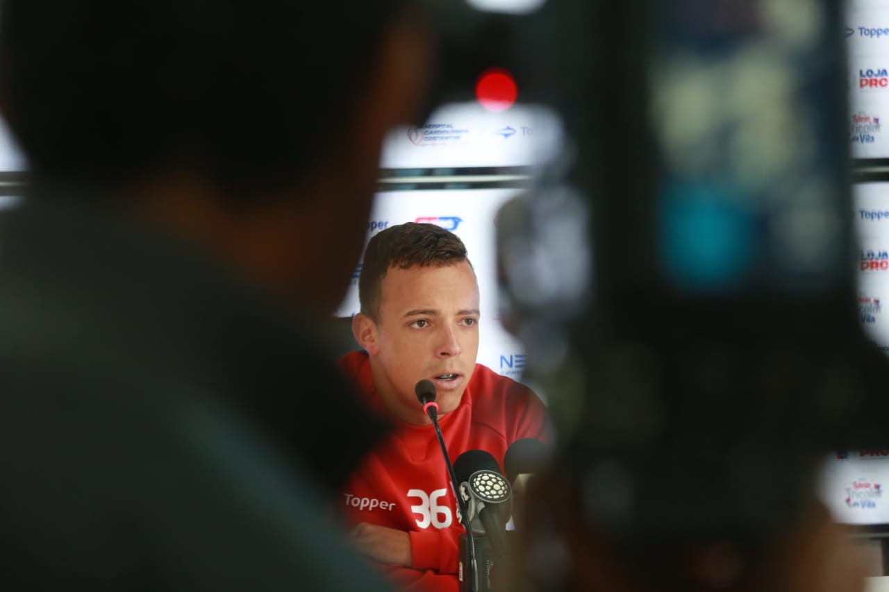 Atacante Andrey, do Paraná Clube, durante coletiva. | /Felipe Rosa / Tribuna do Paraná