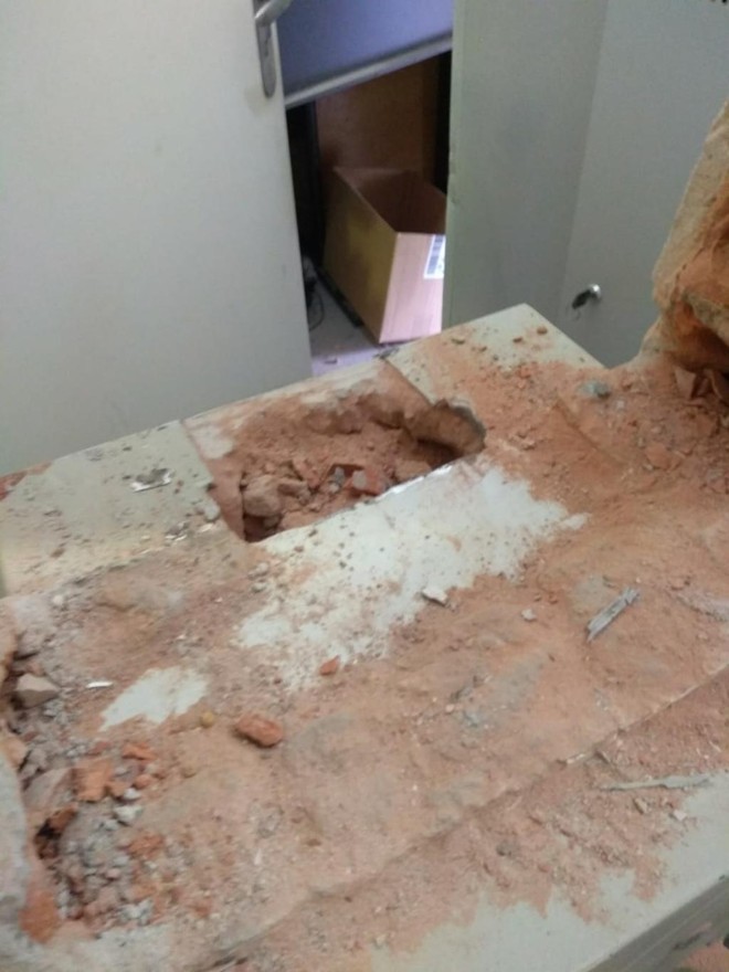 Ladrões usam guarda-sol para roubar posto de combustíveis no bairro Bacacheri, em Curitiba. | Gerson Klaina / Tribuna do Paraná