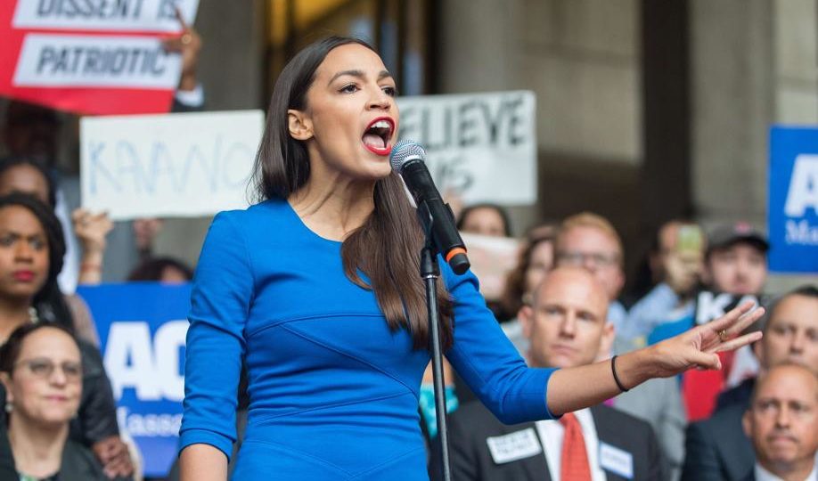 Com a ascensão de políticos como Alexandria Ocasio-Cortez, o socialismo tem ganhado popularidade entre as mulheres.