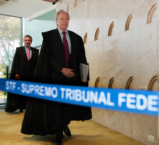 Os ministros do STF Ricardo Lewandowski e Marco Aurélio Mello entram no plenário do Supremo, onde será julgado o caso que ameaça a Lava Jato, segundo a força-tarefa. | Carlos Humberto/ STF