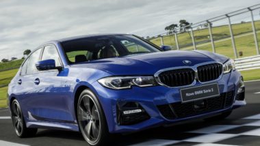 Novo BMW Serie 3 reforça fama de ‘rei dos sedãs esportivos’ O novo BMW Serie 3 exibe uma frente mais agressiva, com grade e entrada de ar pronunciadas. Foto: BMW/ divulgação