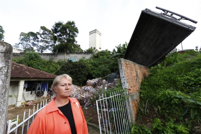 Família de Jurema França Cordeiro está impedida de entrar em casa até que o caminhão serja retirado do quintal. | Aniele Nascimento / Gazeta do Povo/