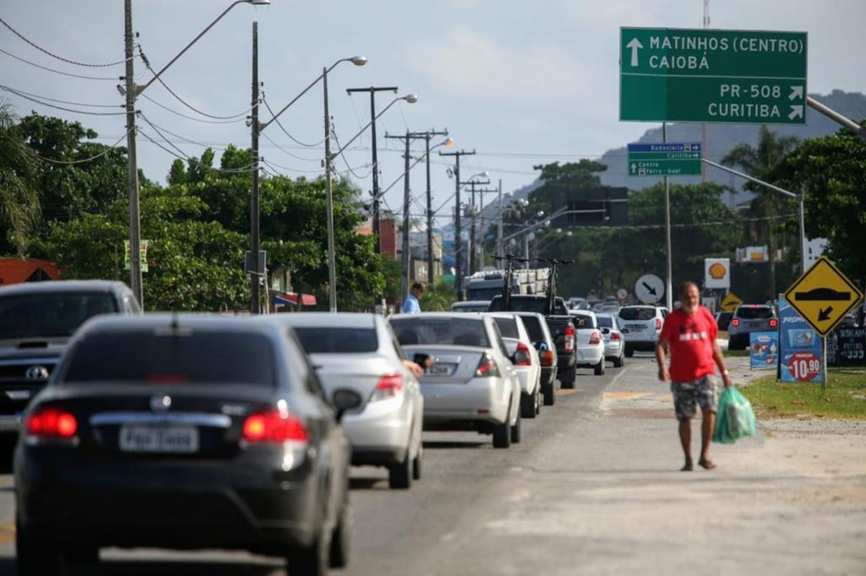Fluxo na volta para casa é intenso, especialmente nas rodovias que ligam Curitiba ao Litoral do Paraná e de Santa Catarina | Albari Rosa/Gazeta do Povo