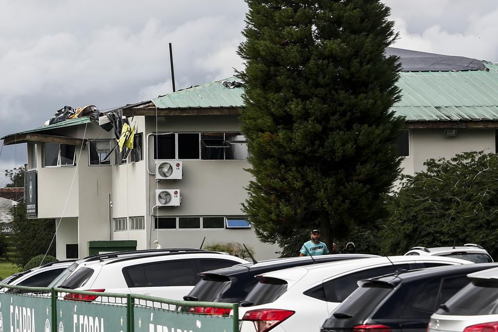 Parte do telhado do prédio central do CT da Graciosa ainda passa por reparos após estragos da chuva | André Rodrigues/Gazeta do Povo