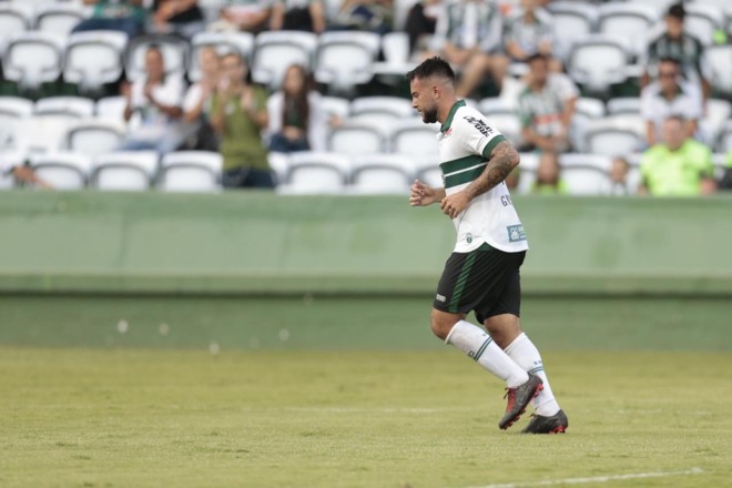 Meia Giovanni foi o principal destaque do Coritiba na vitória sobre o FC Cascavel, a primeira no Couto em 2019 | André Rodrigues/Gazeta do Povo