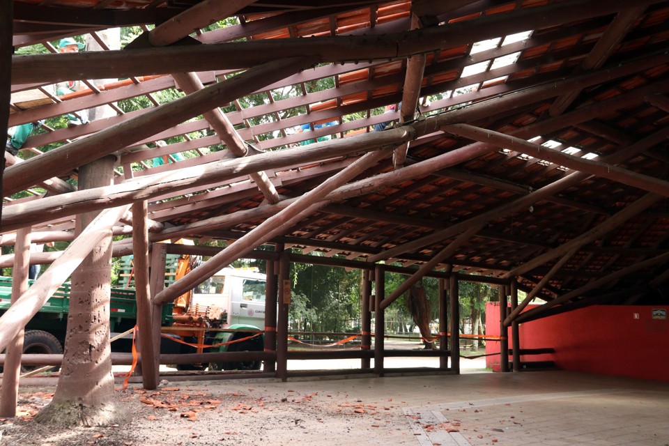 Estrutura do antigo restaurante do Passeio Público está sendo desmontada: madeira será usada em bancos e floreiras de parques e praças. | LUCILIA GUIMARAES / PREFEITURA DE CURITIBAS/