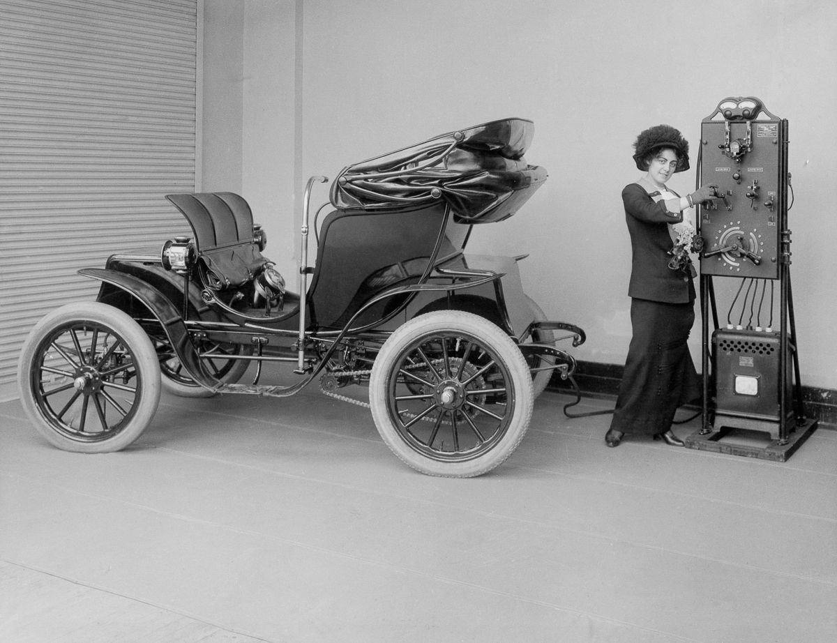 Estação de recarga de carros elétricos em 1912. | Reprodução/Edison Eletric Car