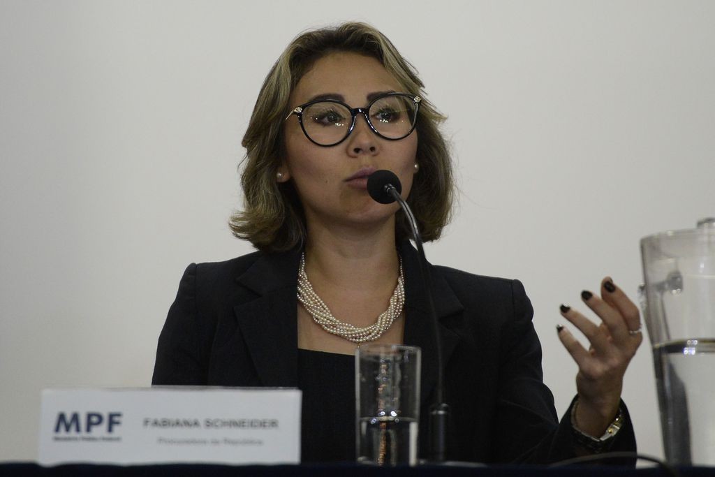A procuradora da República, Fabiana Schneider, fala durante coletiva de imprensa sobre prisão do ex-presidente Michel Temer e o ex-ministro Moreira Franco na sede da PF no Rio de Janeiro.