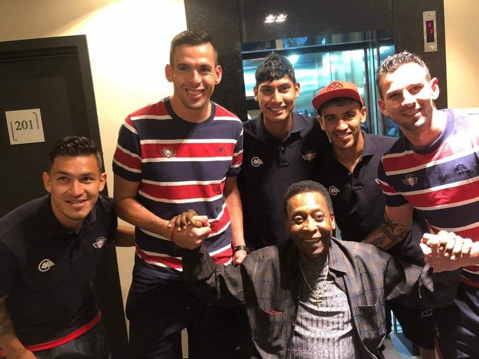 Jogadores do Wilstermann tiram foto com Pelé em hotel em Curitiba antes de jogo contra o Athletico | Reprodução/Twitter