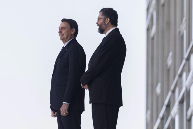O presidente Jair Bolsonaro e o ministro das Relações Exteriores, Ernesto Araújo, buscam um posicionamento claro de defesa do ocidente liberal-conservador. | Sergio Lima/AFP