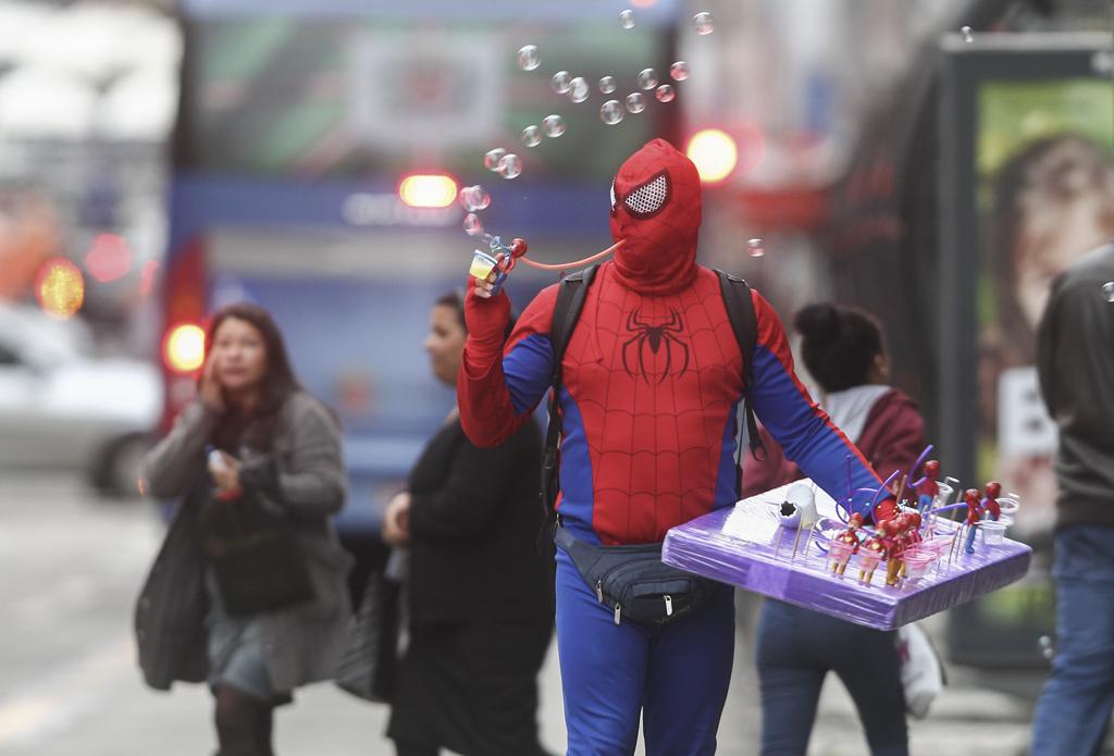 Vendedor ambulantes e fantasiado nas ruas de Curitiba. | Daniel Castellano/Arquivo/Gazeta do Povo