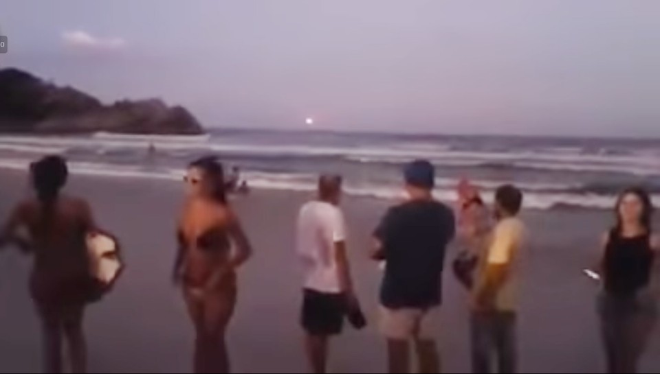 Marinha e Bombeiros fazem buscas após ‘OVNI’ cortar céu e desaparecer no mar de SC | Reprodução YouTube/