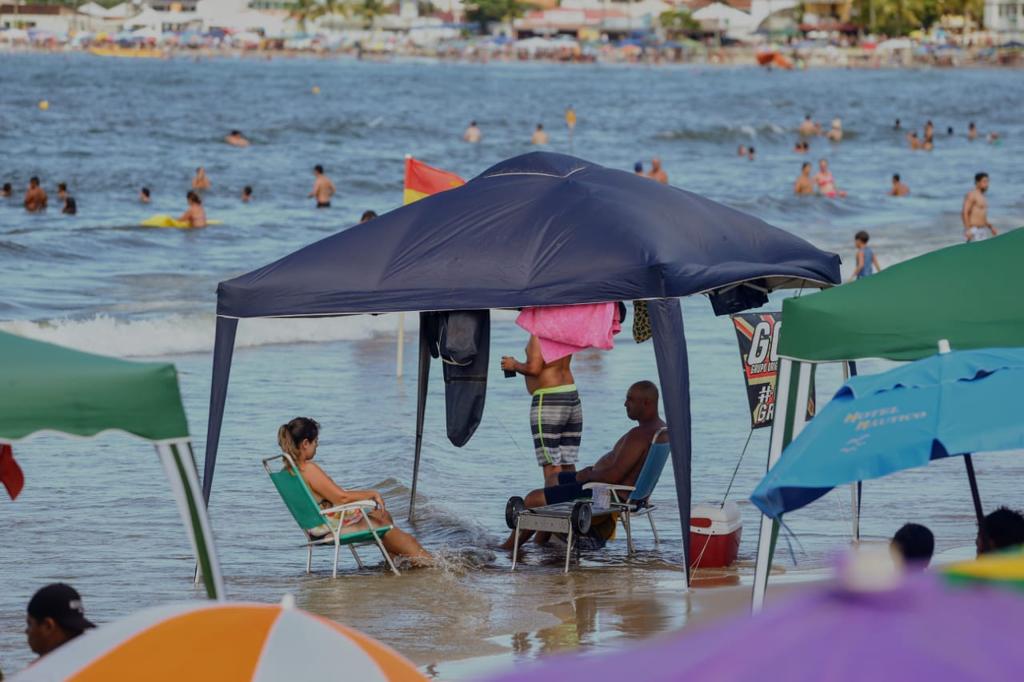 Turistas lotaram o Litoral do Paraná nesta segunda-feira (4) de carnaval. Na praia Central de Guaratuba banhistas montaram tendas dentro do mar. | Albari Rosa/Gazeta do Povo