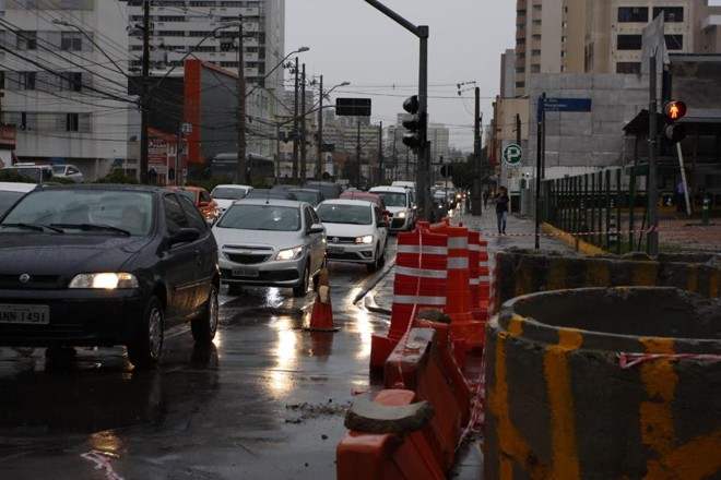 Cratera na Rua Desembargador Westphalen voltou a abrir com a chuva de quarta-feira (6). | Cassiano RosárioGazeta do Povo